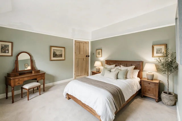 Bedroom furnished with a bed, dressing table and accessories through virtual staging